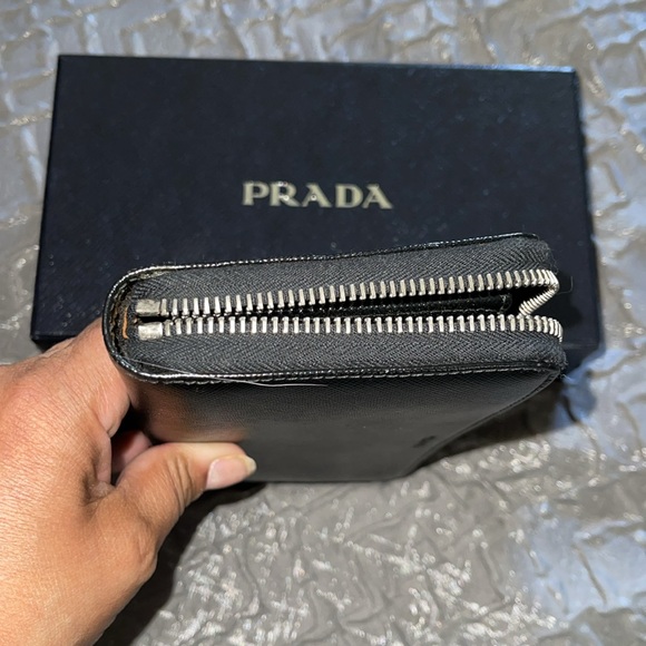 Preloved Prada zipper wallet excellent condition comes with box.. - Picture 4 of 6